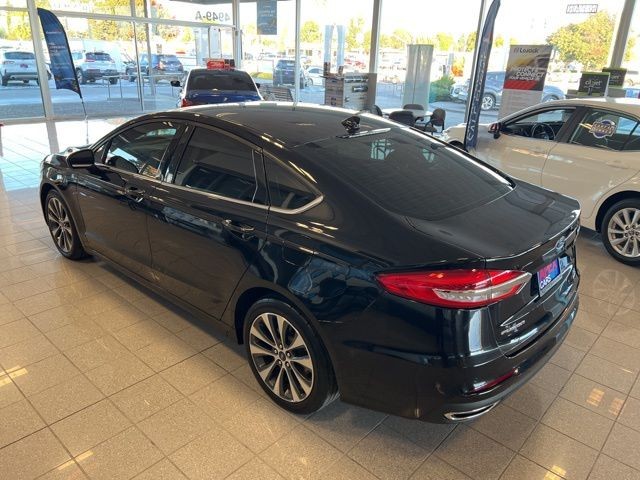Ford Fusion Vehicle Full-screen Gallery Image 12