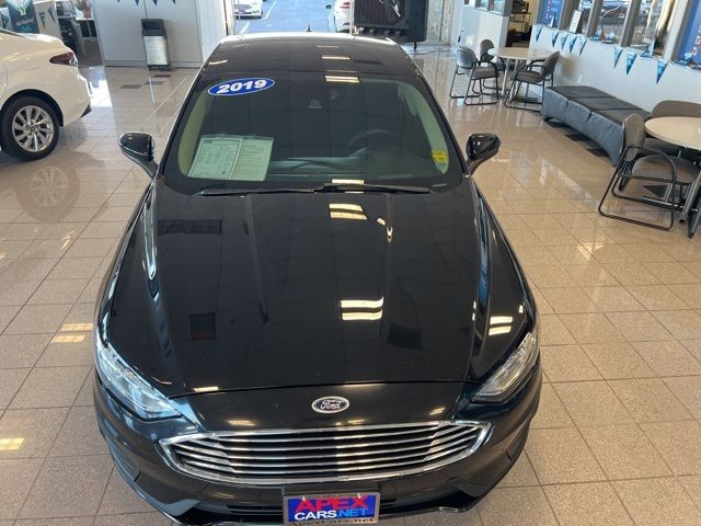 Ford Fusion Vehicle Full-screen Gallery Image 19