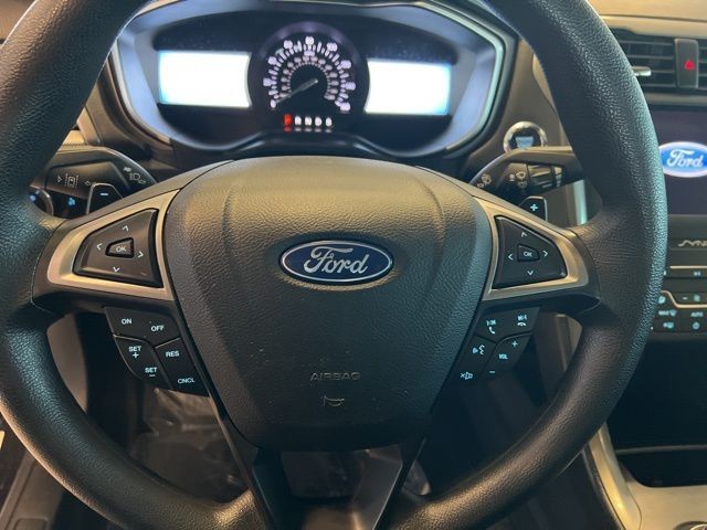 Ford Fusion Vehicle Full-screen Gallery Image 20