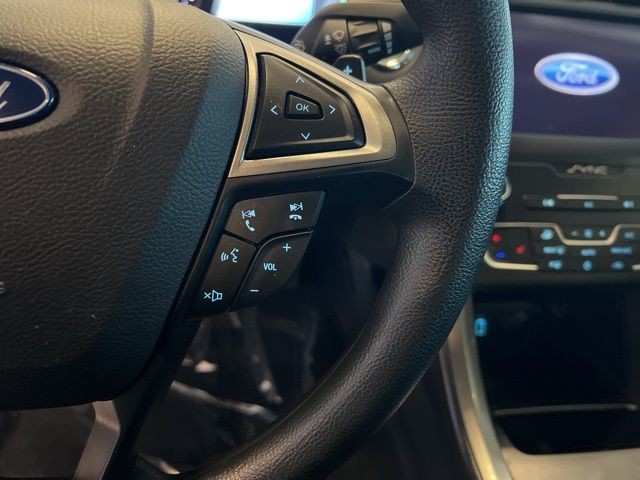 Ford Fusion Vehicle Full-screen Gallery Image 22