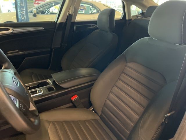 Ford Fusion Vehicle Full-screen Gallery Image 32