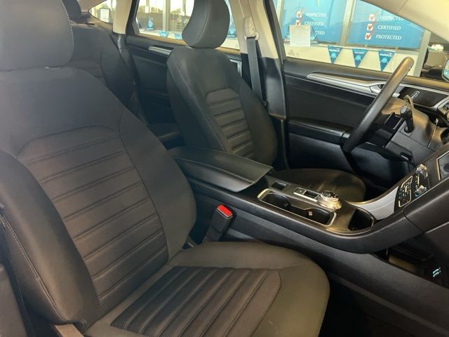 Ford Fusion Vehicle Full-screen Gallery Image 34