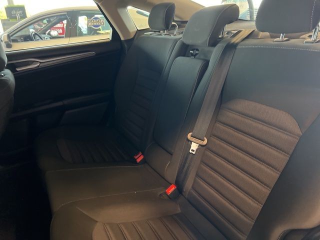 Ford Fusion Vehicle Full-screen Gallery Image 35