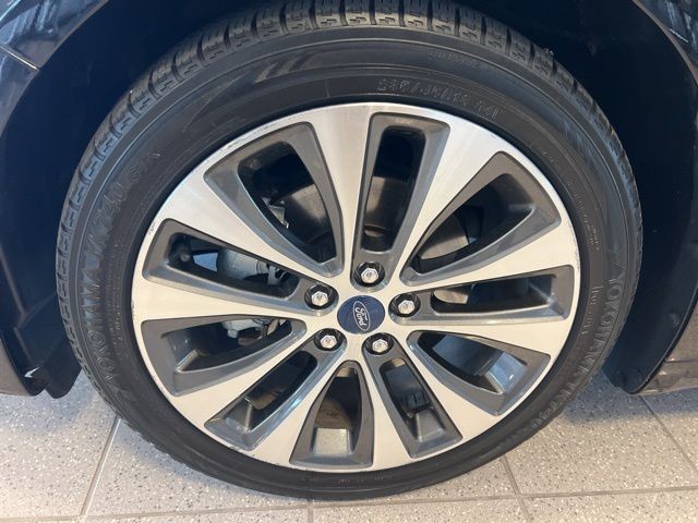 Ford Fusion Vehicle Full-screen Gallery Image 39