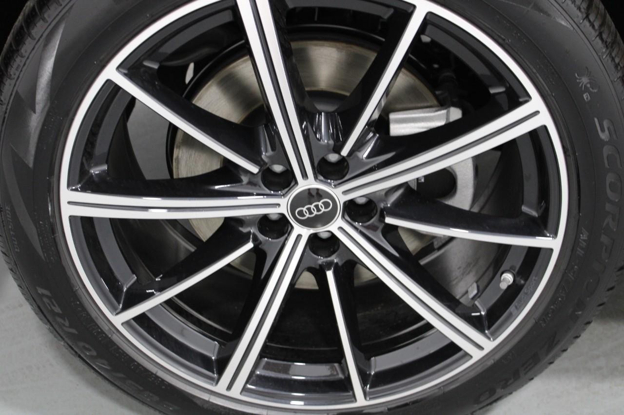 Audi Q7 Vehicle Full-screen Gallery Image 5