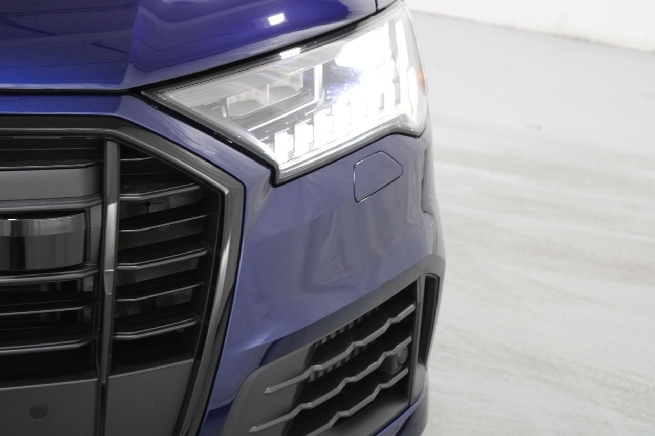 Audi Q7 Vehicle Full-screen Gallery Image 9