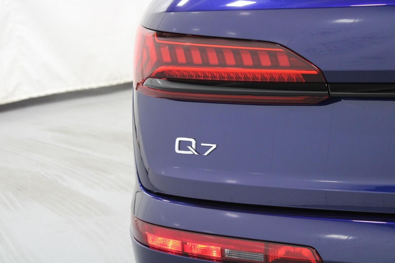 Audi Q7 Vehicle Full-screen Gallery Image 11