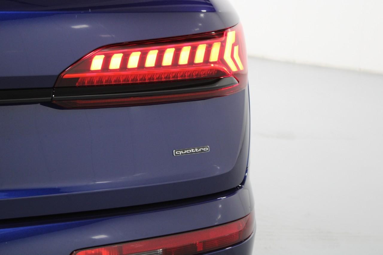 Audi Q7 Vehicle Full-screen Gallery Image 12