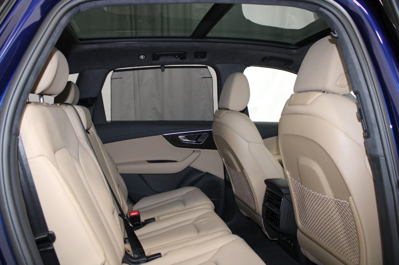 Audi Q7 Vehicle Full-screen Gallery Image 13