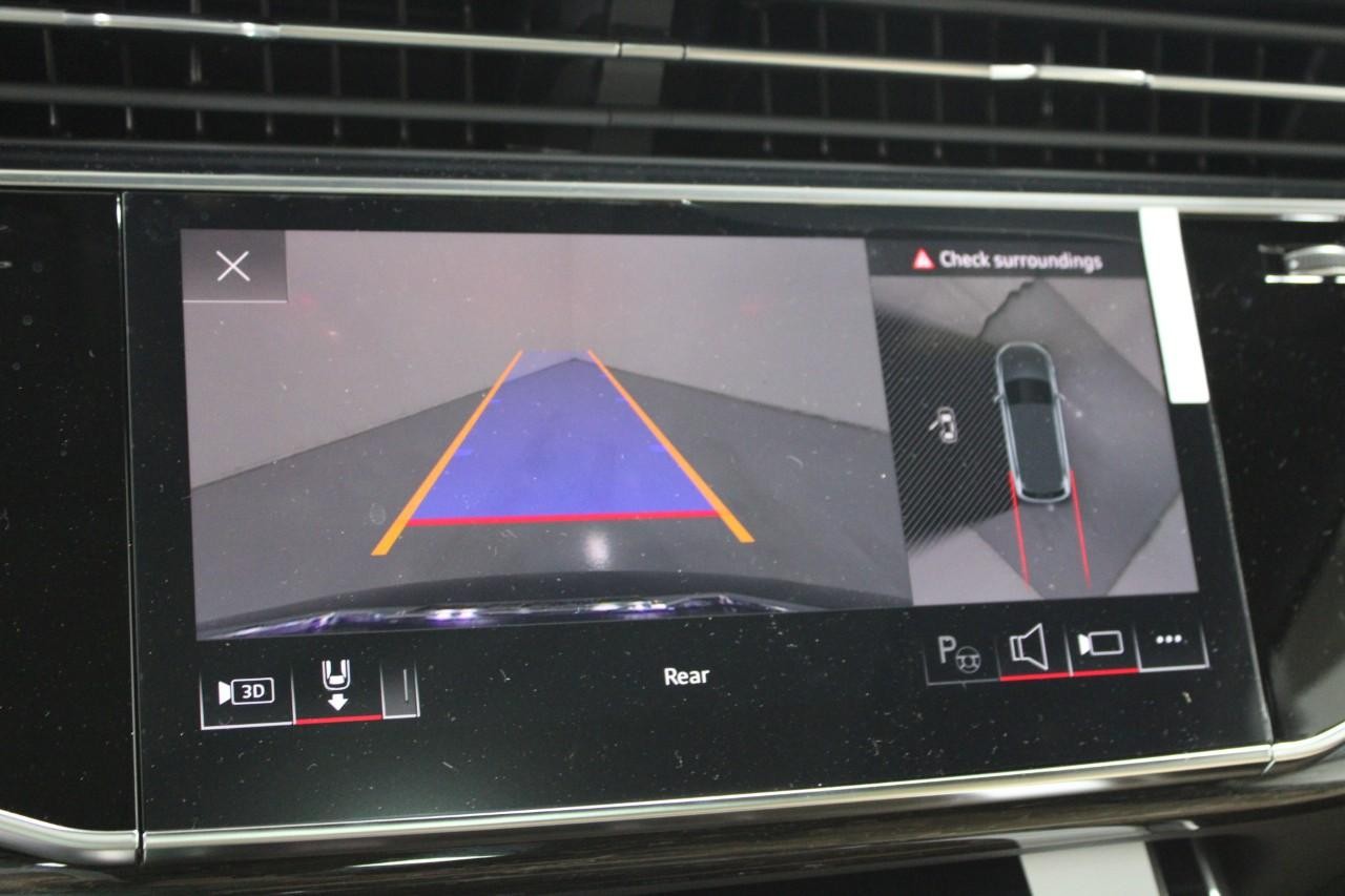 Audi Q7 Vehicle Full-screen Gallery Image 24