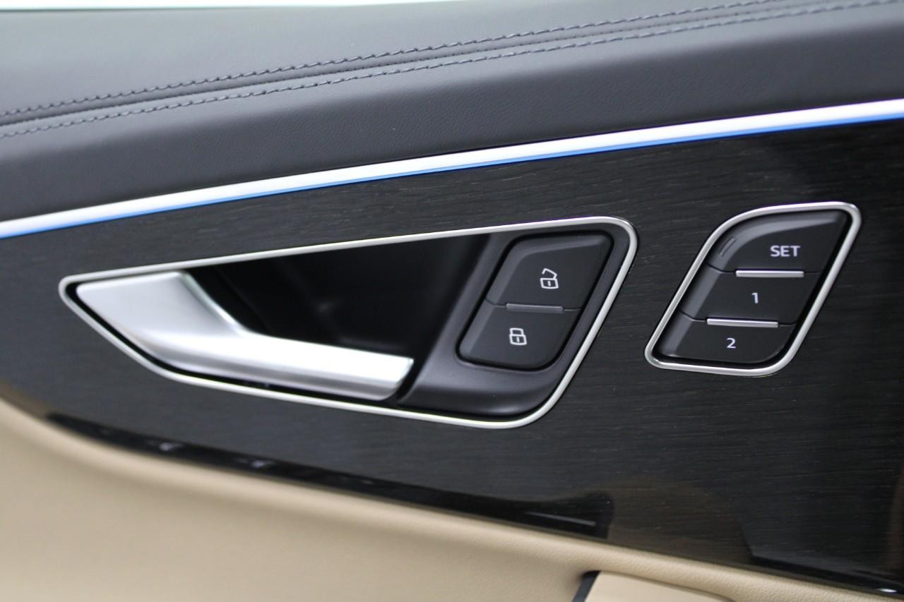 Audi Q7 Vehicle Full-screen Gallery Image 28