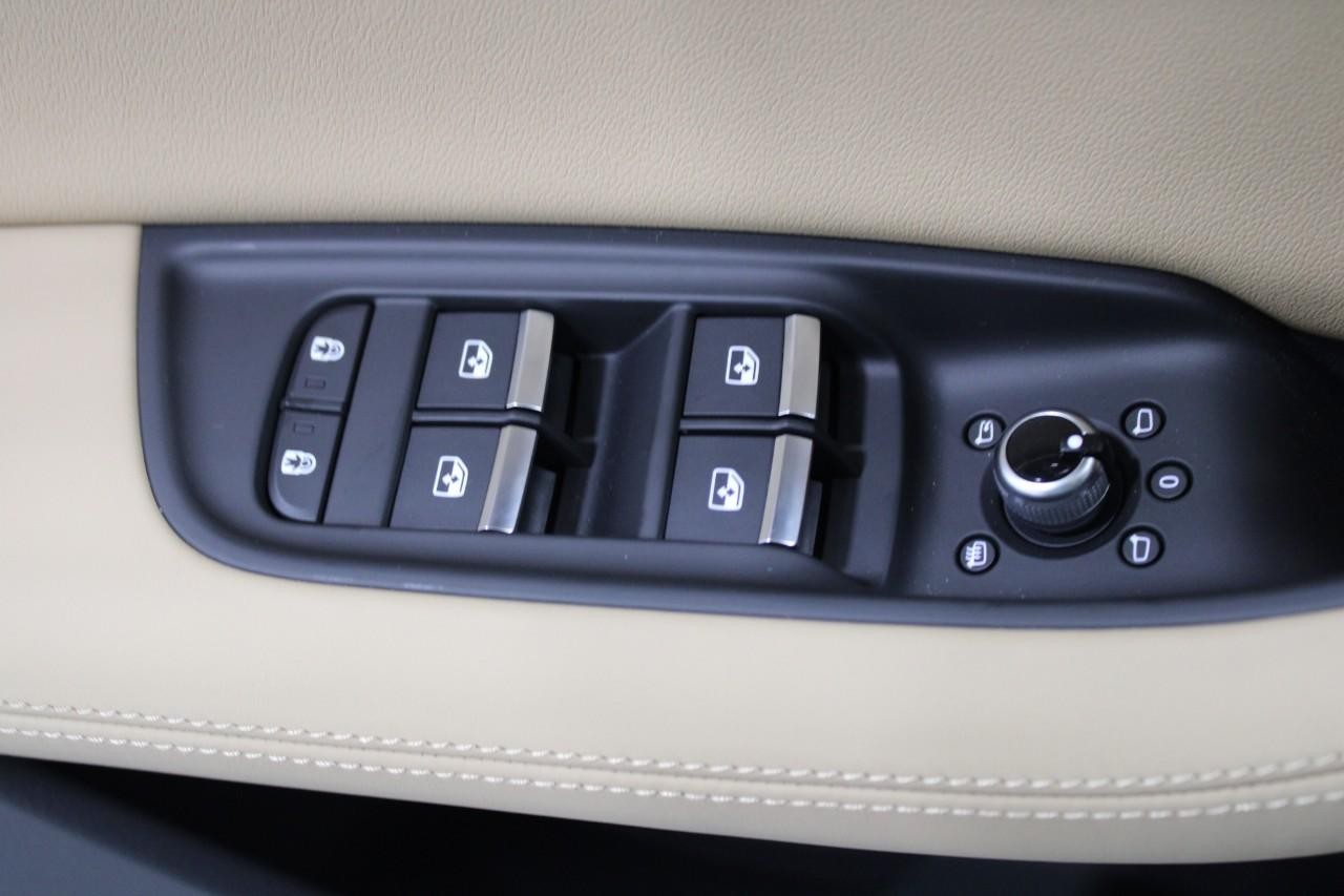 Audi Q7 Vehicle Full-screen Gallery Image 29