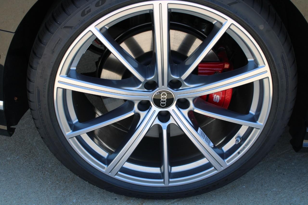 Audi S8 Vehicle Full-screen Gallery Image 5