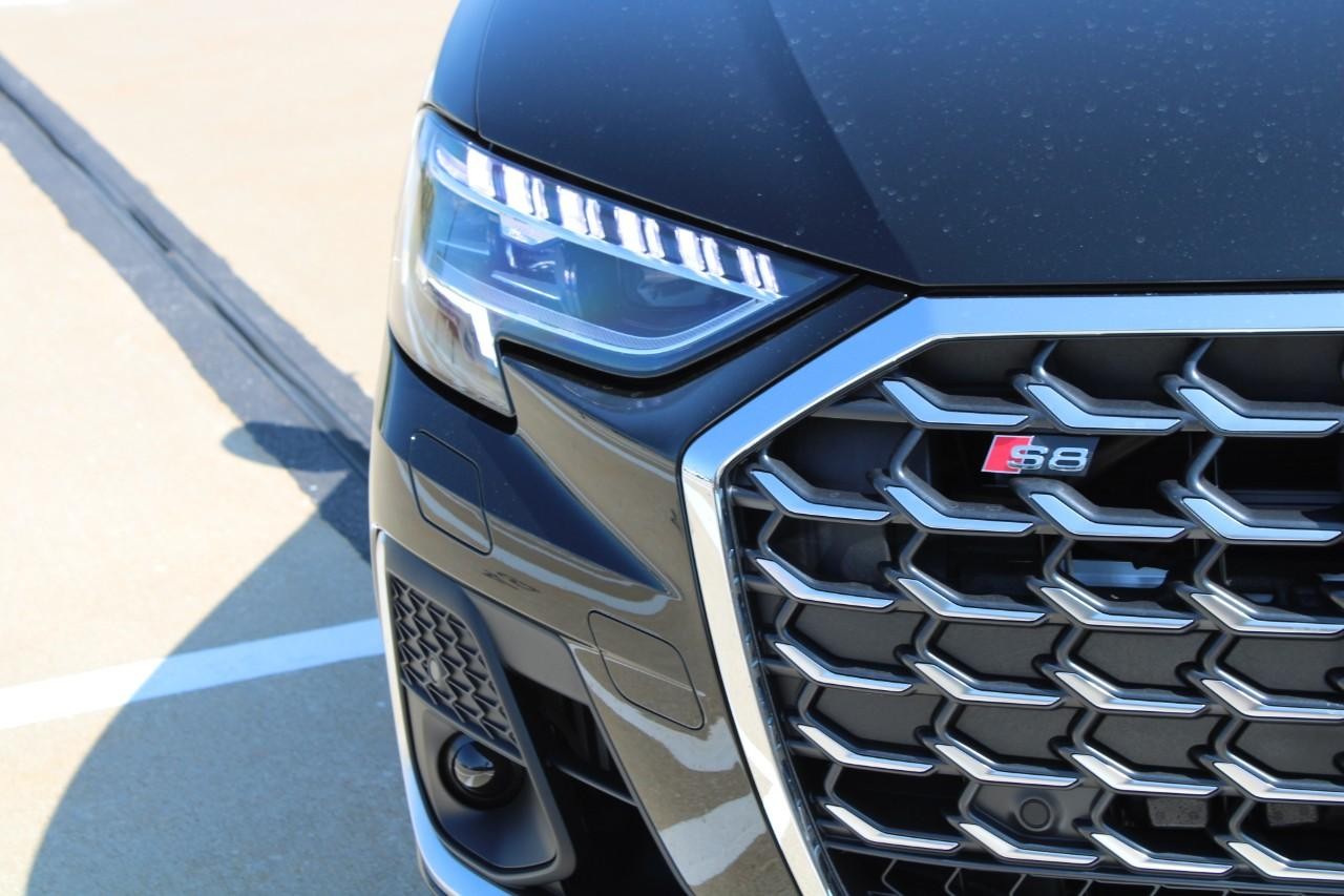 Audi S8 Vehicle Full-screen Gallery Image 8