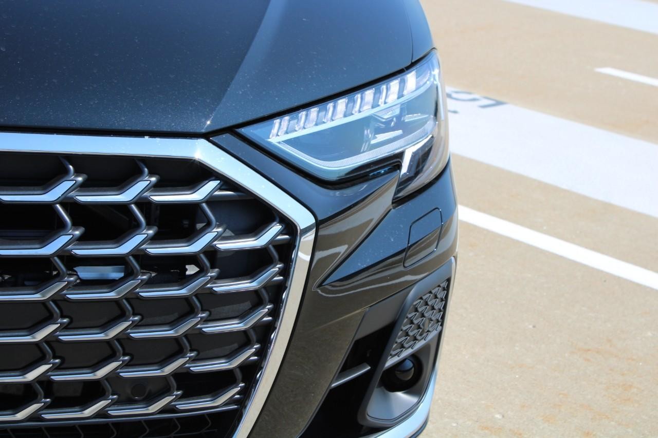 Audi S8 Vehicle Full-screen Gallery Image 9