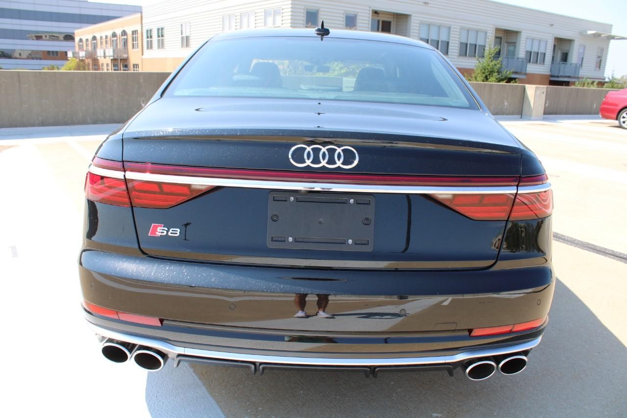 Audi S8 Vehicle Full-screen Gallery Image 10