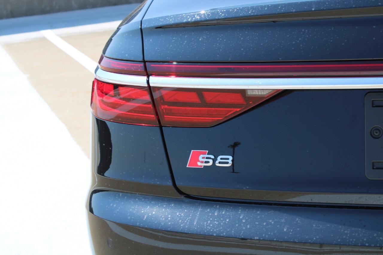 Audi S8 Vehicle Full-screen Gallery Image 11