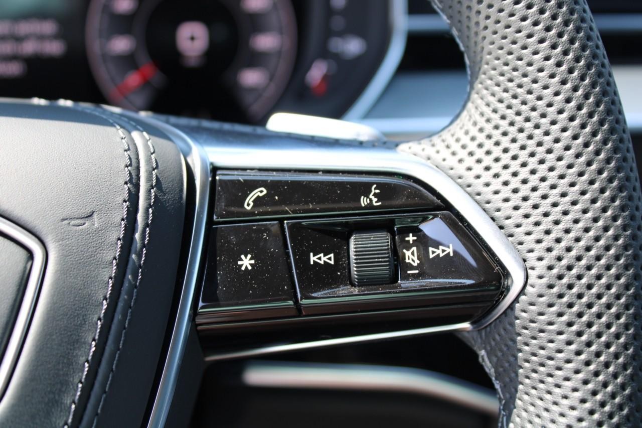 Audi S8 Vehicle Full-screen Gallery Image 21