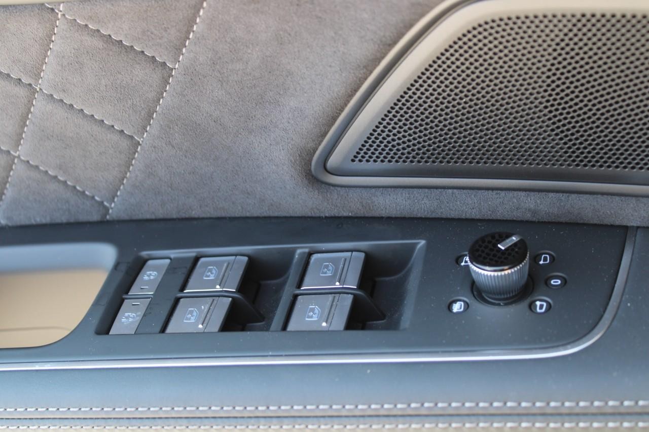 Audi S8 Vehicle Full-screen Gallery Image 28