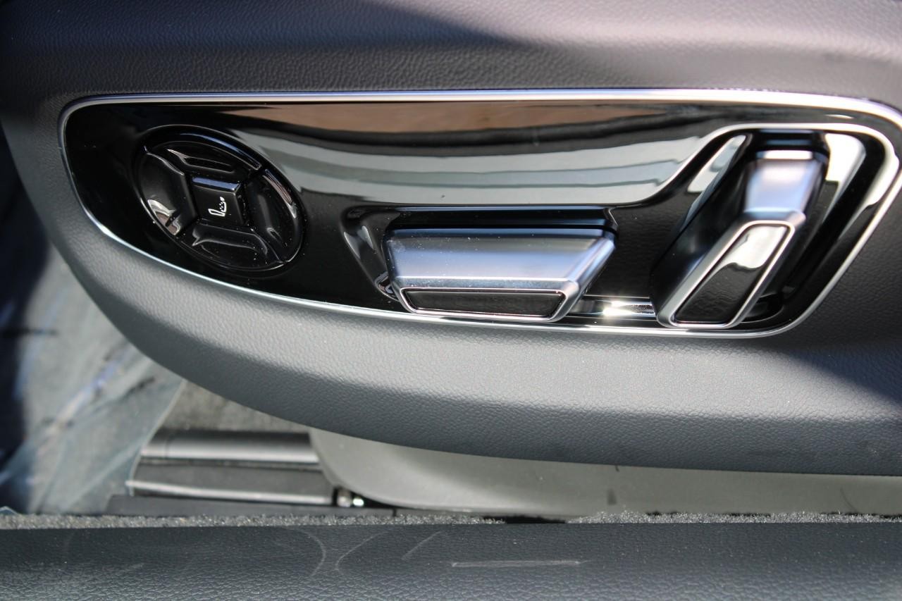 Audi S8 Vehicle Full-screen Gallery Image 29