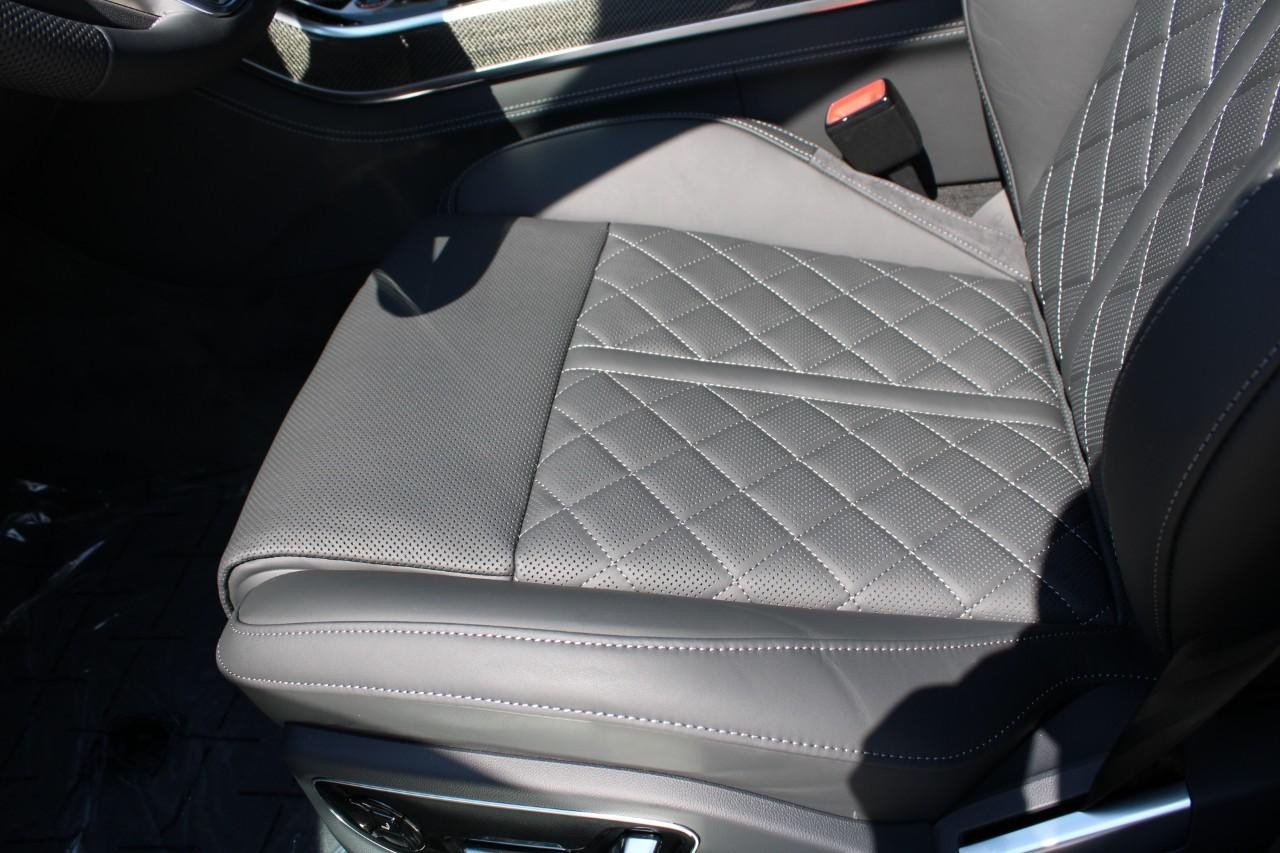 Audi S8 Vehicle Full-screen Gallery Image 31