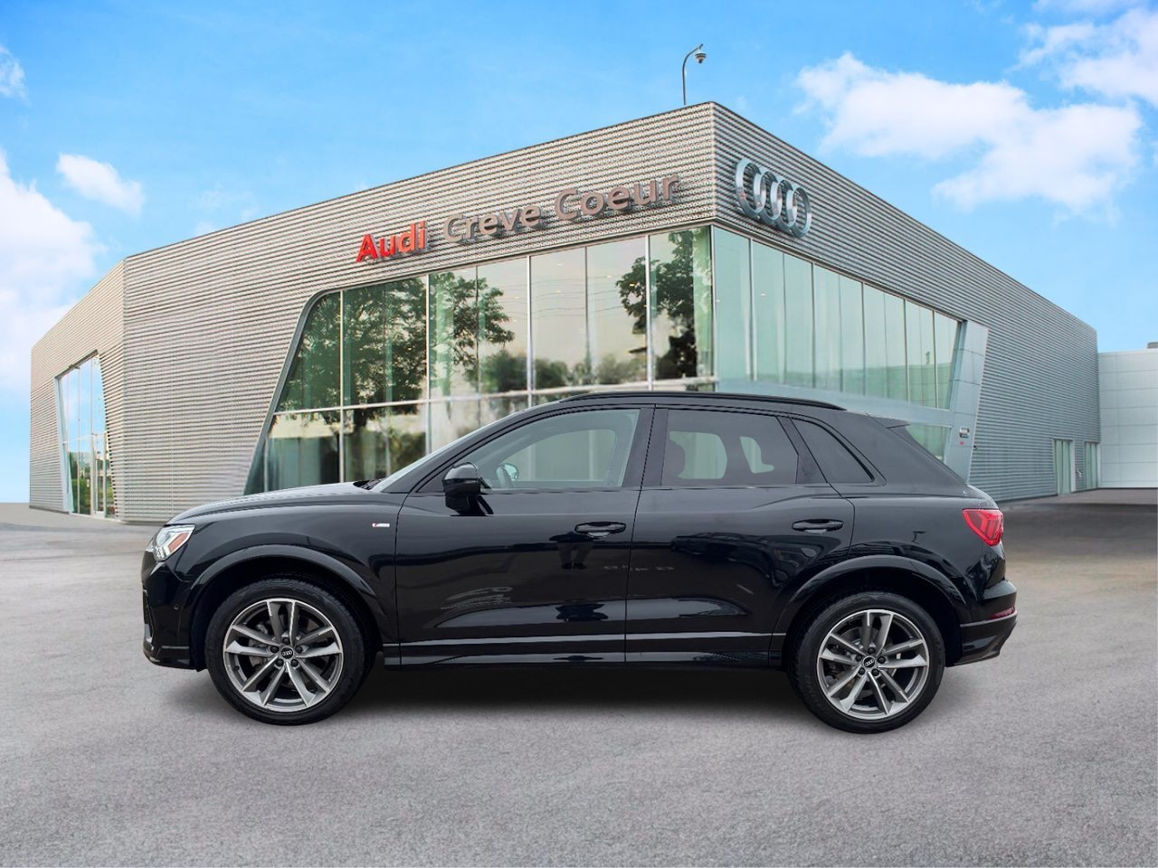 Audi Q3 Vehicle Full-screen Gallery Image 2