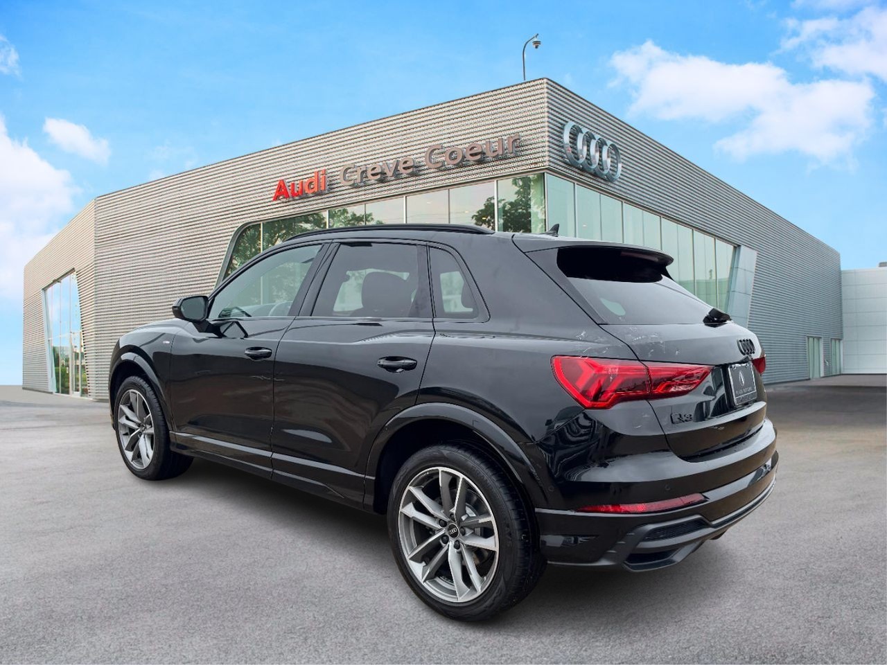 Audi Q3 Vehicle Full-screen Gallery Image 3