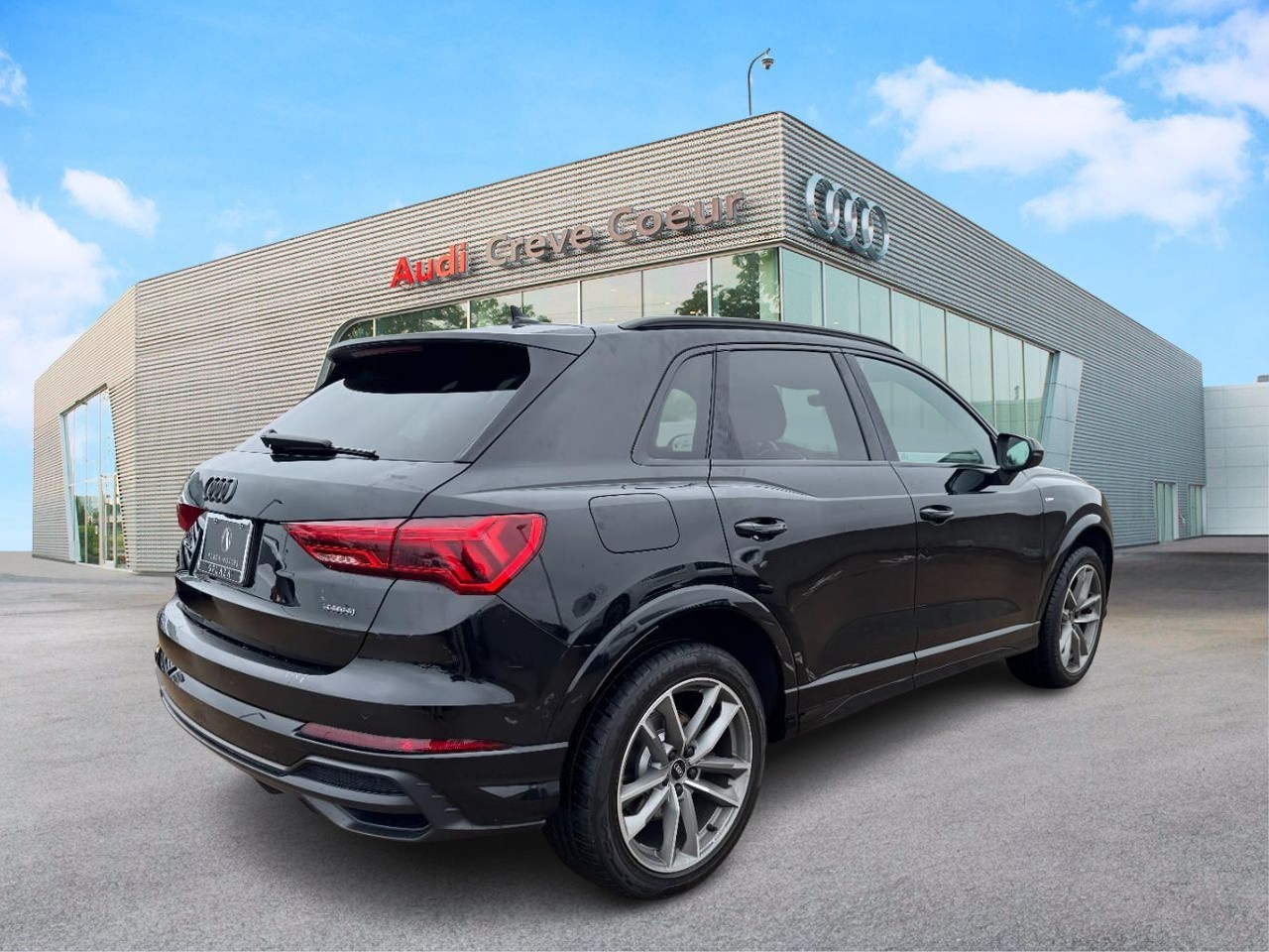 Audi Q3 Vehicle Full-screen Gallery Image 4