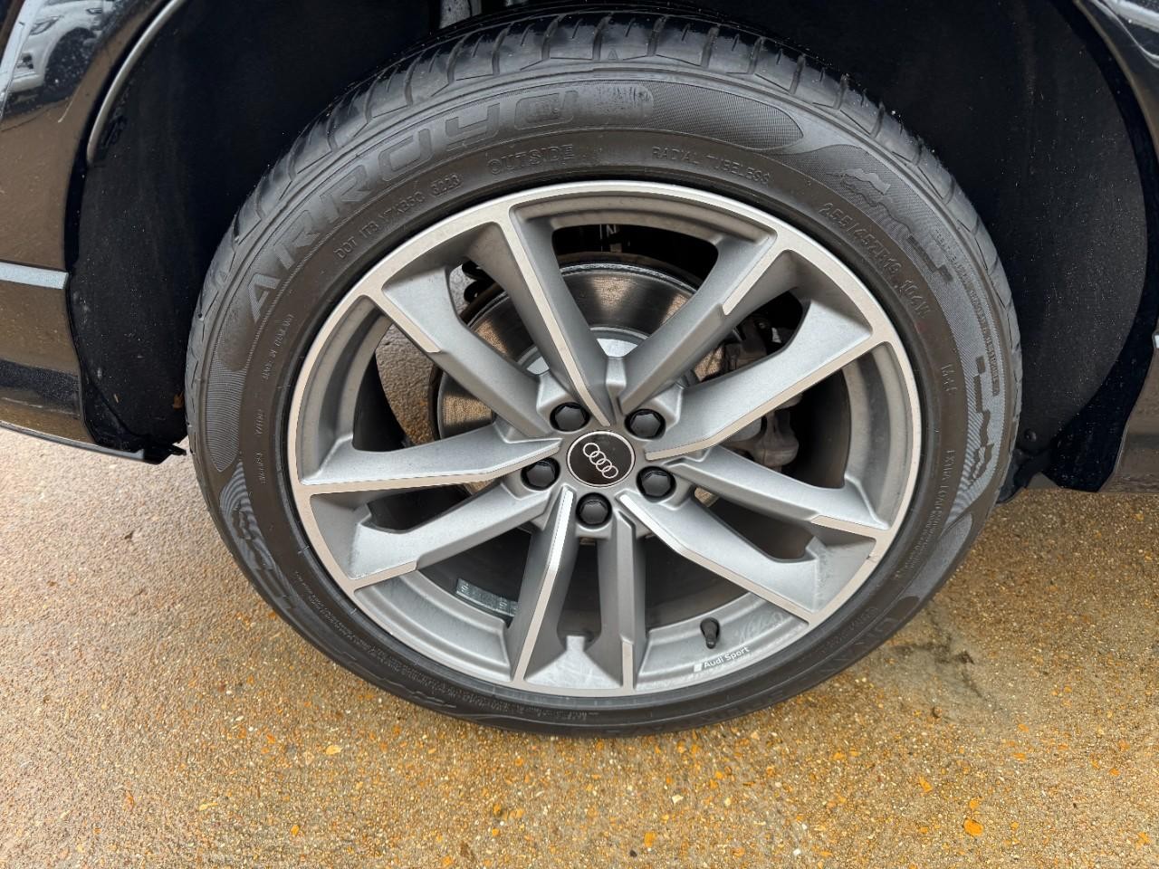 Audi Q3 Vehicle Full-screen Gallery Image 5