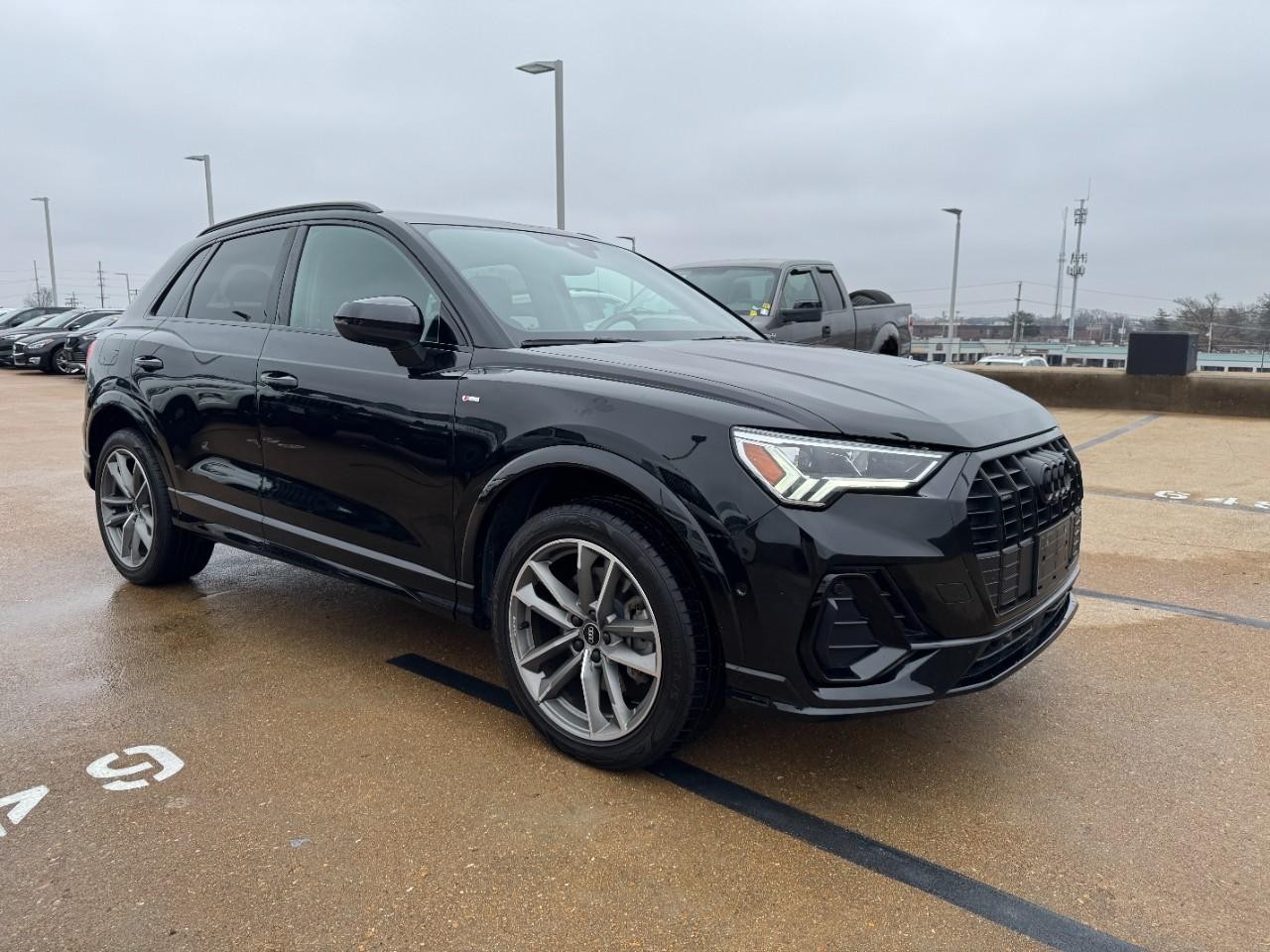 Audi Q3 Vehicle Full-screen Gallery Image 6