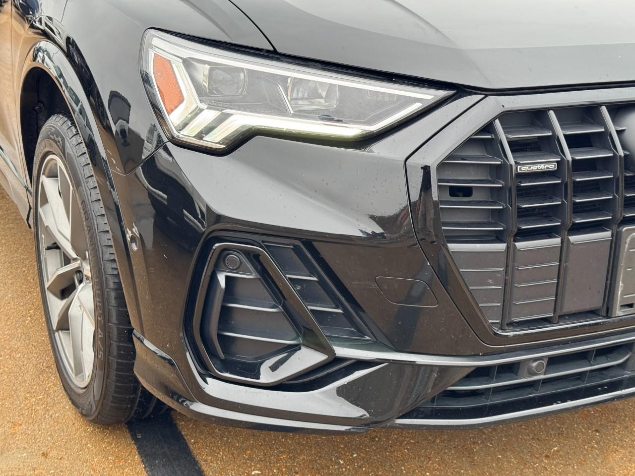 Audi Q3 Vehicle Full-screen Gallery Image 8