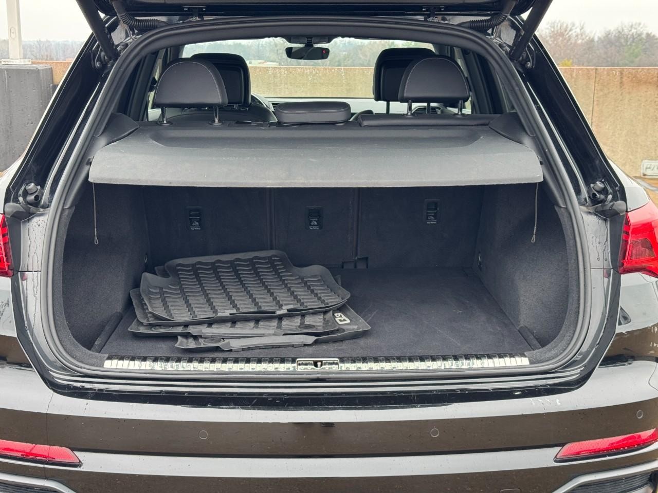 Audi Q3 Vehicle Full-screen Gallery Image 10