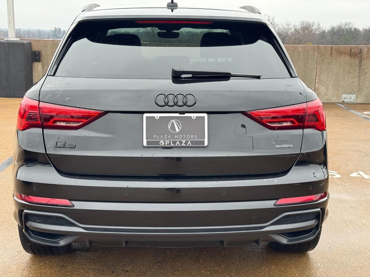 Audi Q3 Vehicle Full-screen Gallery Image 11