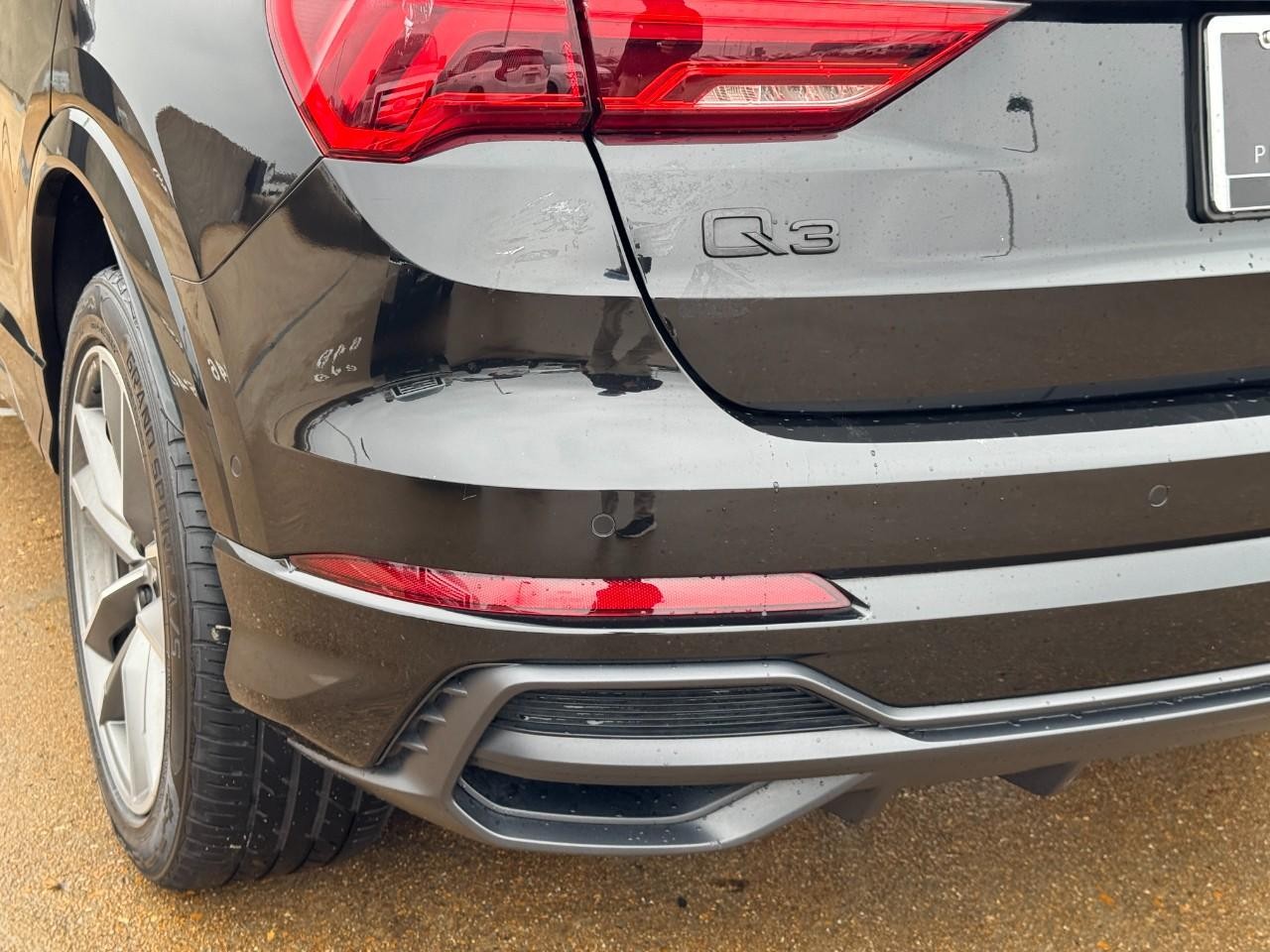 Audi Q3 Vehicle Full-screen Gallery Image 12