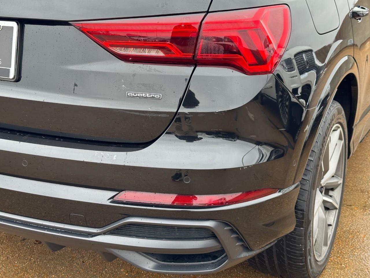 Audi Q3 Vehicle Full-screen Gallery Image 13