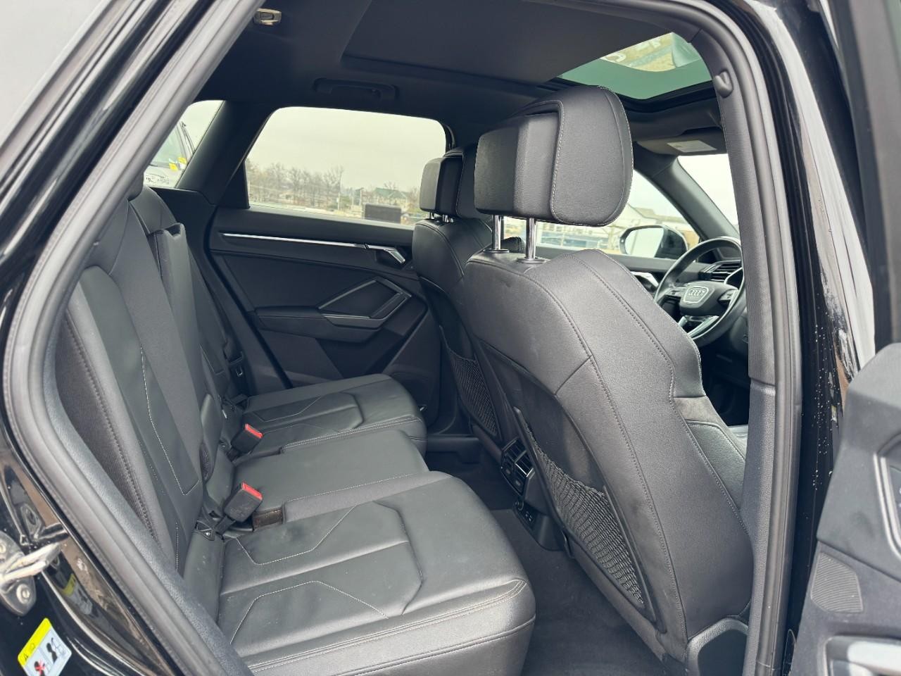 Audi Q3 Vehicle Full-screen Gallery Image 14