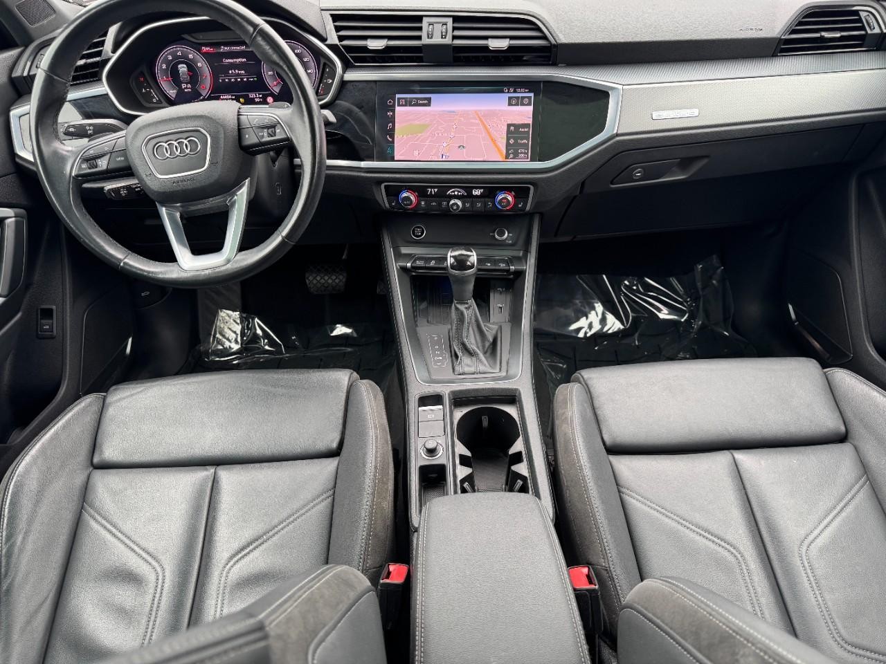 Audi Q3 Vehicle Full-screen Gallery Image 15