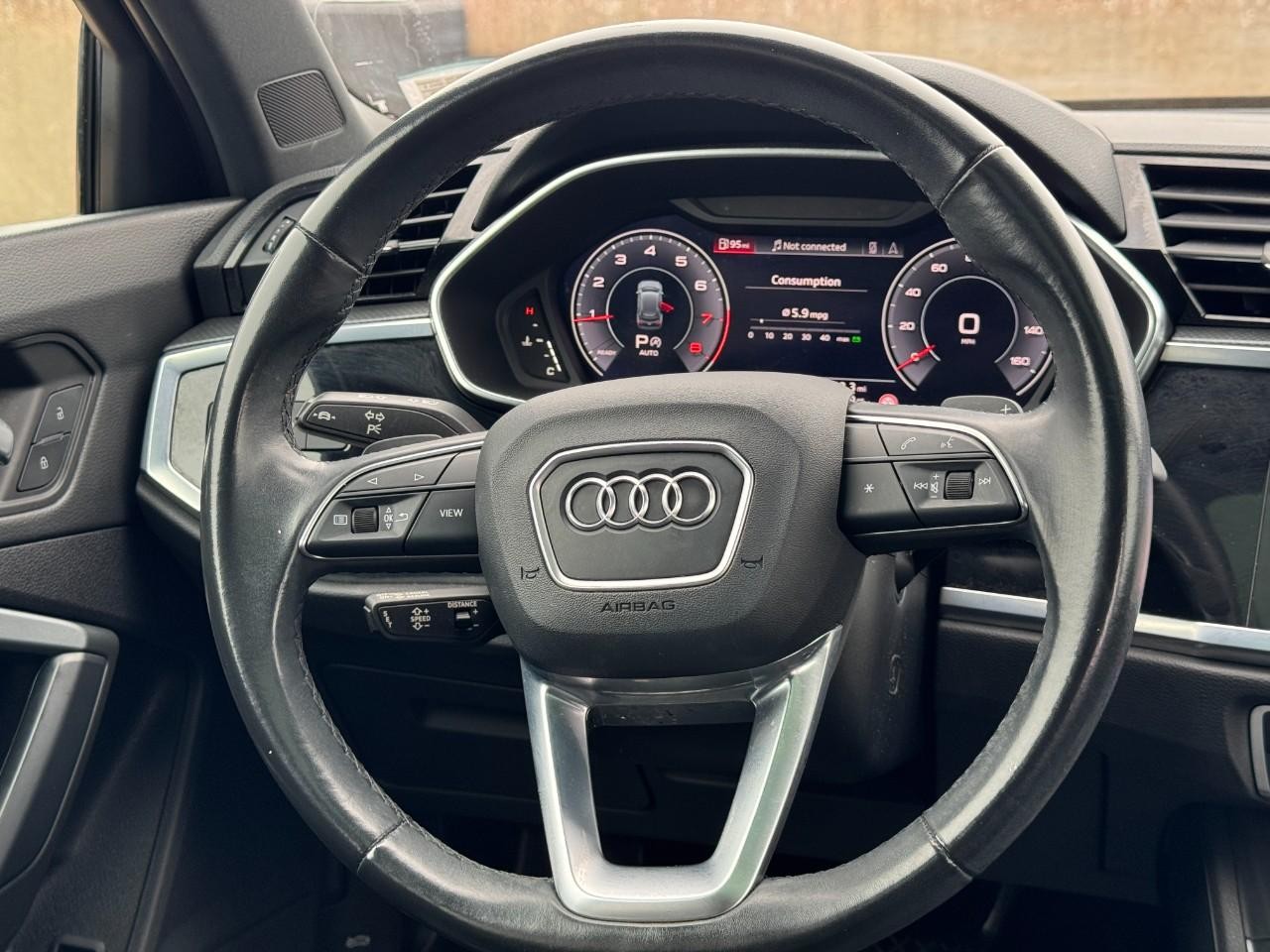 Audi Q3 Vehicle Full-screen Gallery Image 16