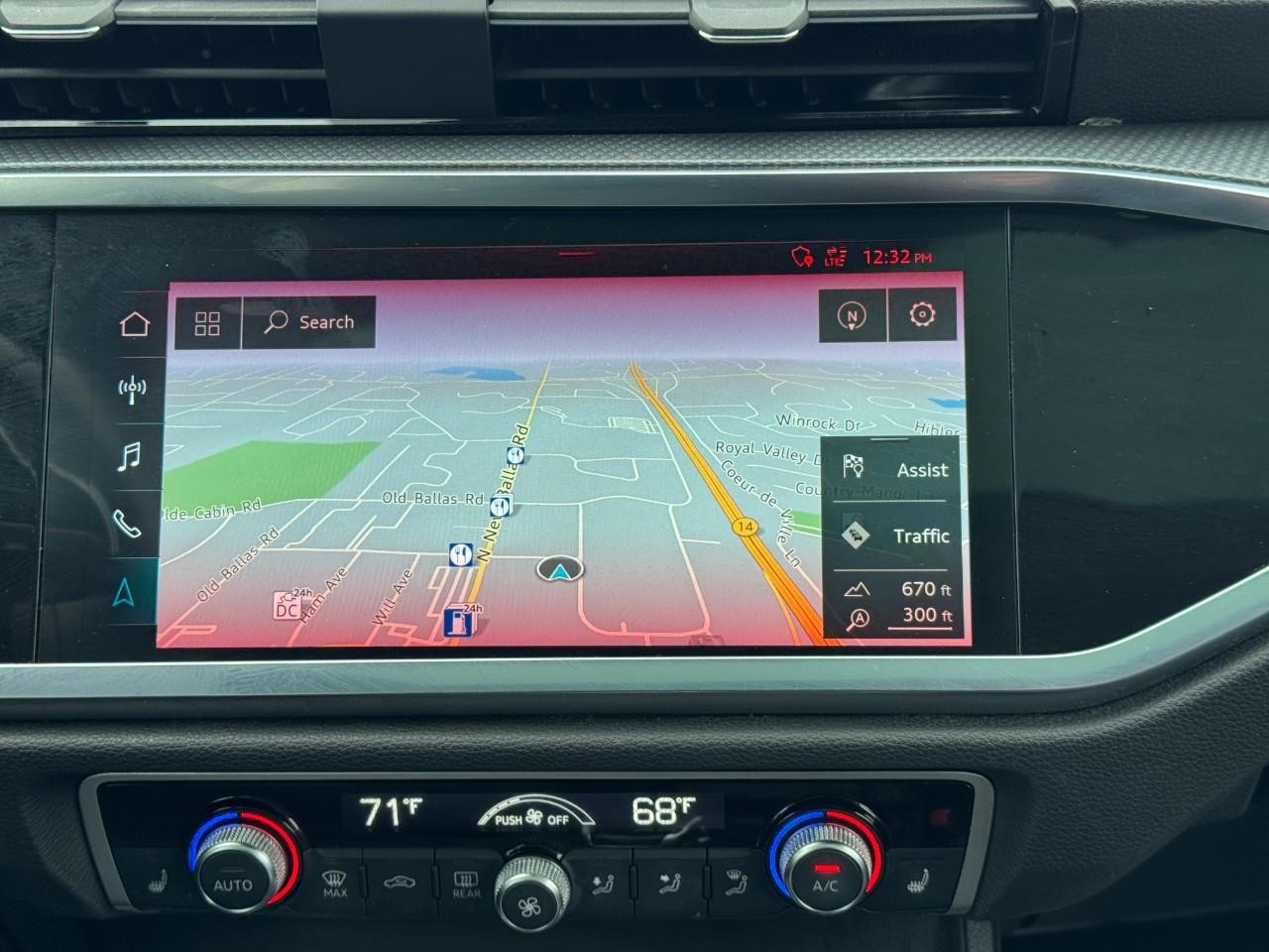 Audi Q3 Vehicle Full-screen Gallery Image 17