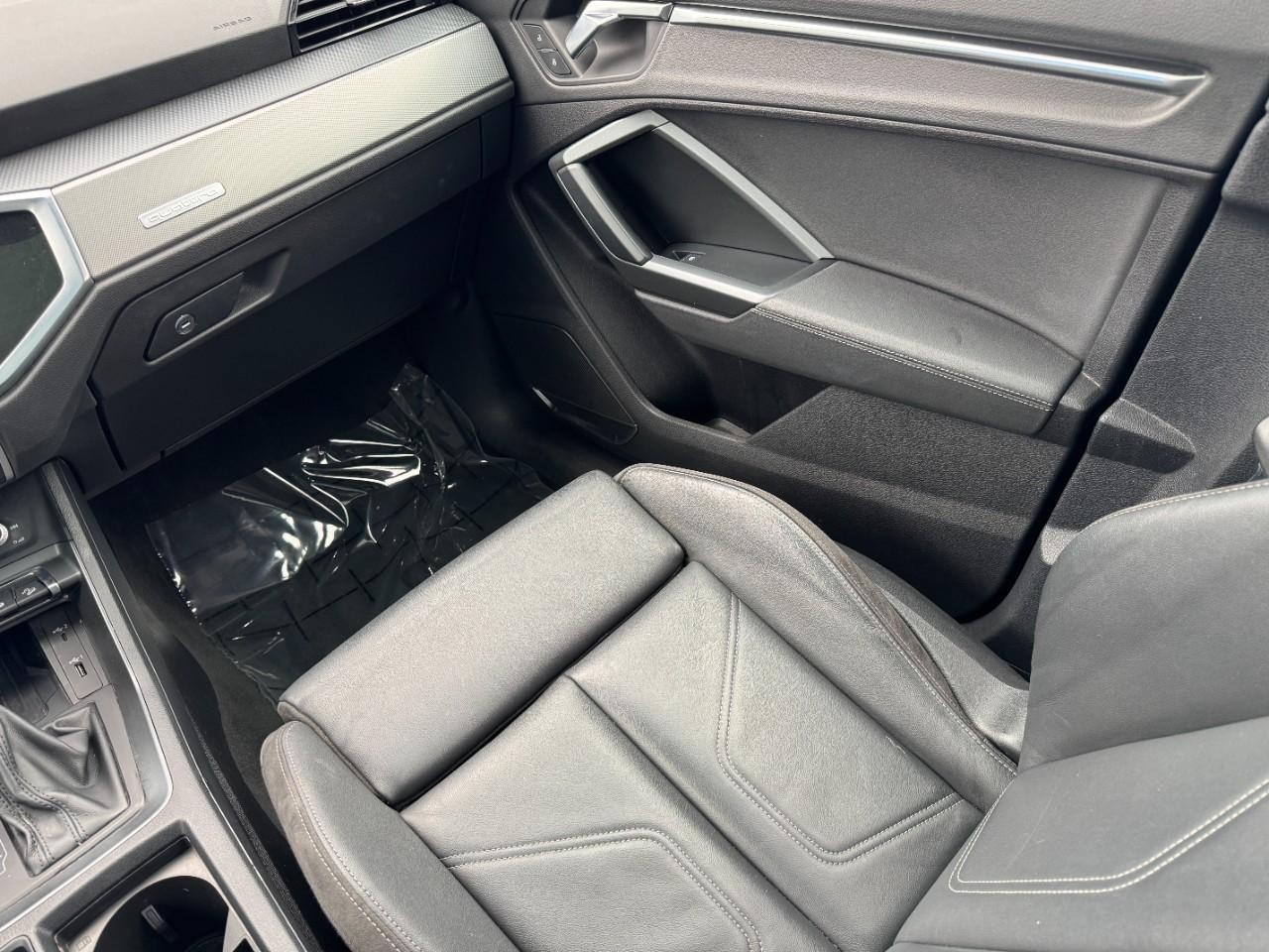 Audi Q3 Vehicle Full-screen Gallery Image 19