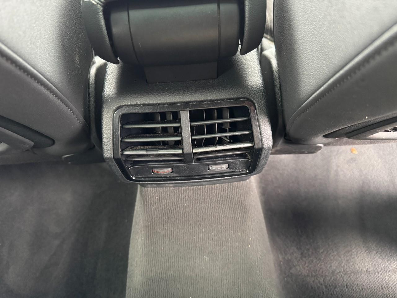 Audi Q3 Vehicle Full-screen Gallery Image 20