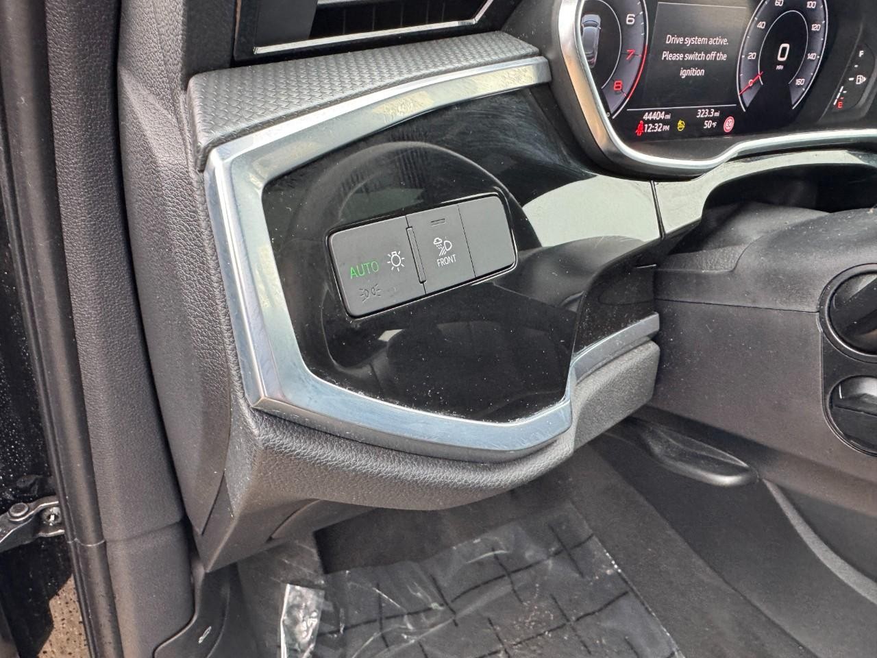 Audi Q3 Vehicle Full-screen Gallery Image 21