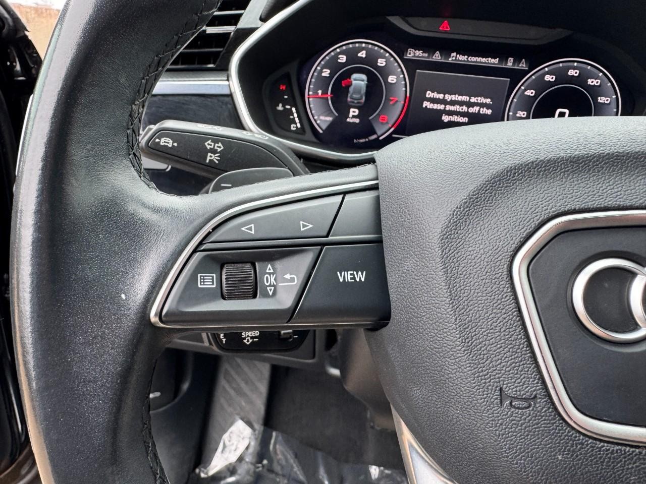 Audi Q3 Vehicle Full-screen Gallery Image 22