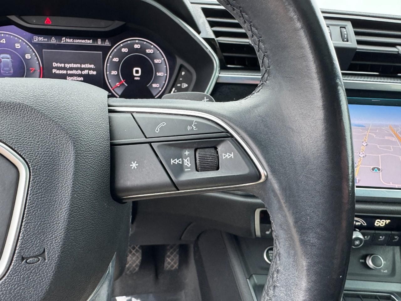 Audi Q3 Vehicle Full-screen Gallery Image 23