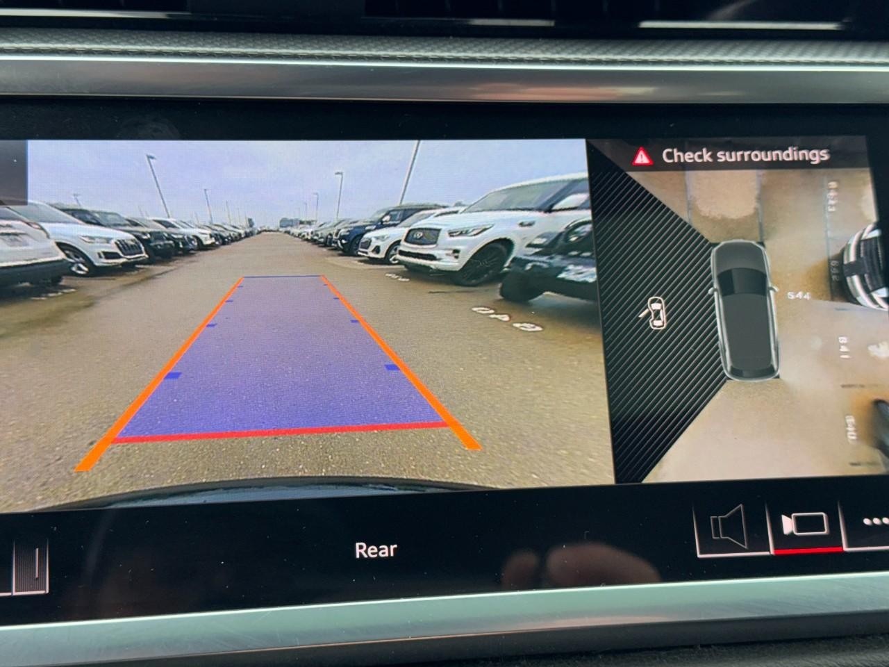 Audi Q3 Vehicle Full-screen Gallery Image 26