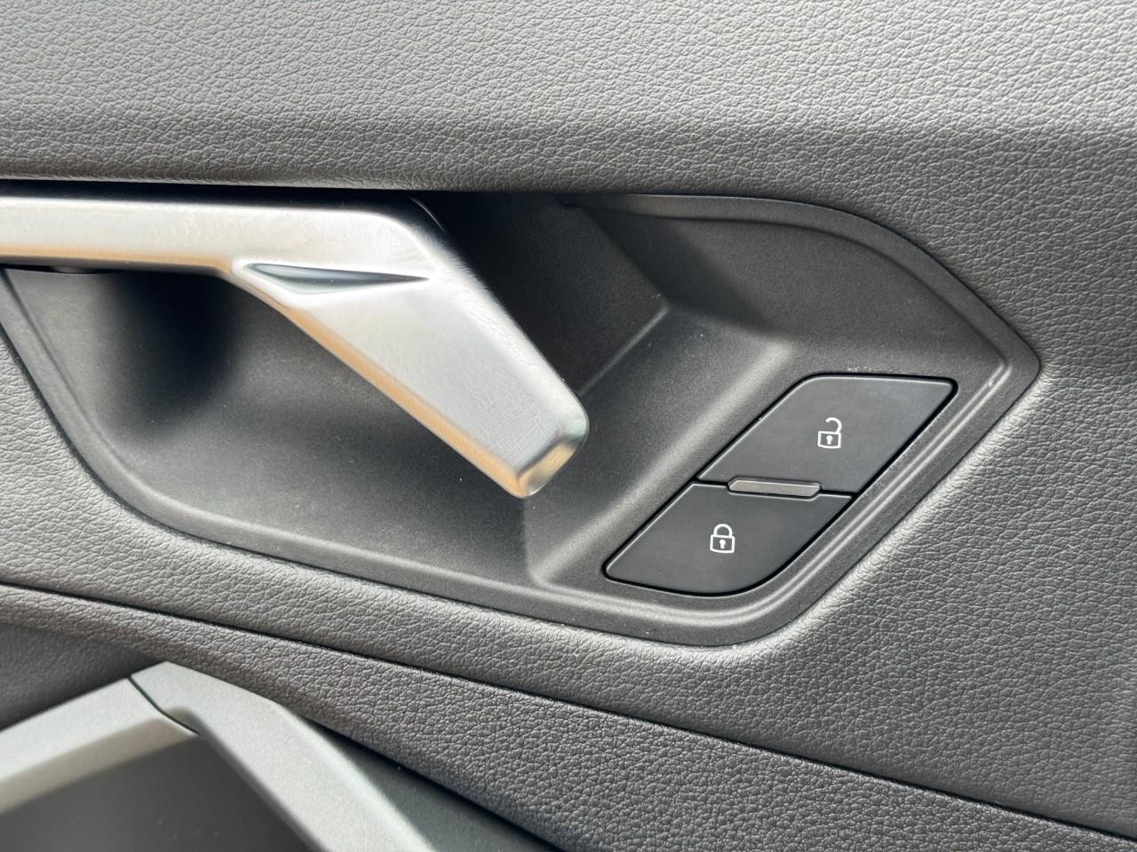 Audi Q3 Vehicle Full-screen Gallery Image 30