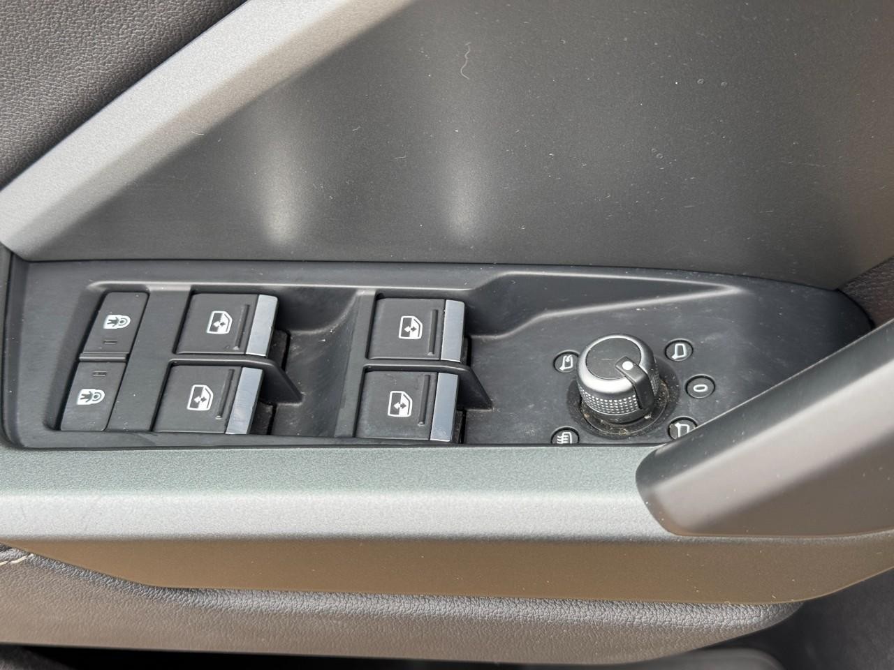 Audi Q3 Vehicle Full-screen Gallery Image 31