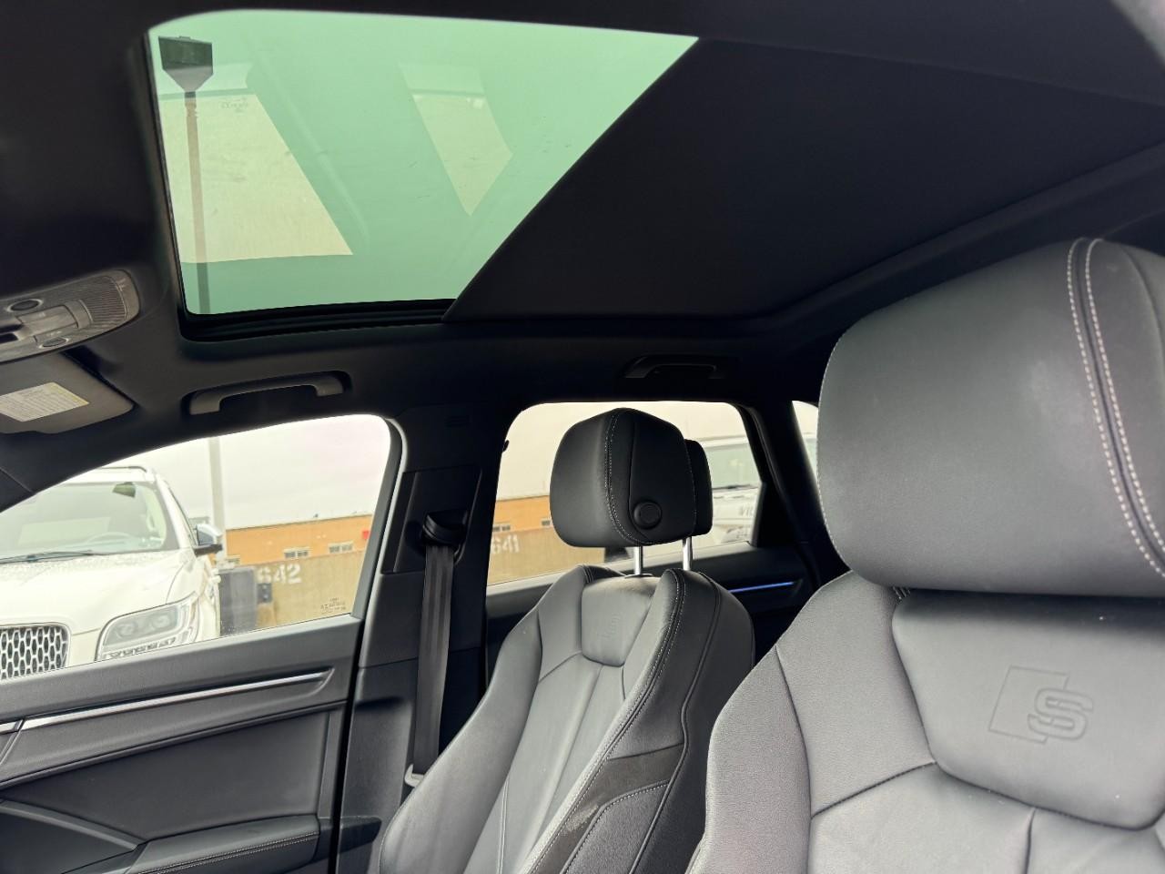 Audi Q3 Vehicle Full-screen Gallery Image 32