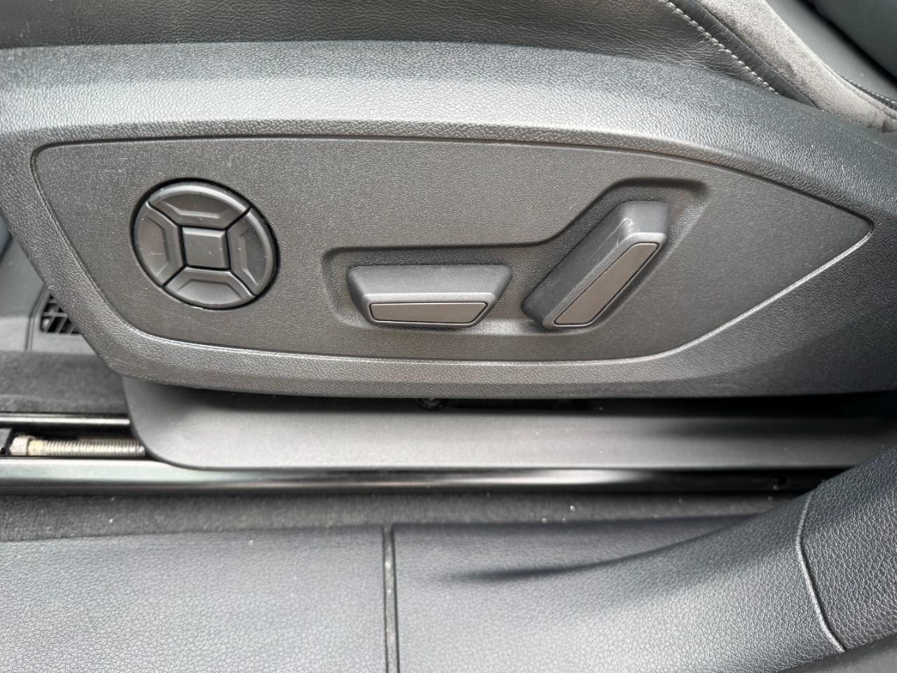 Audi Q3 Vehicle Full-screen Gallery Image 33