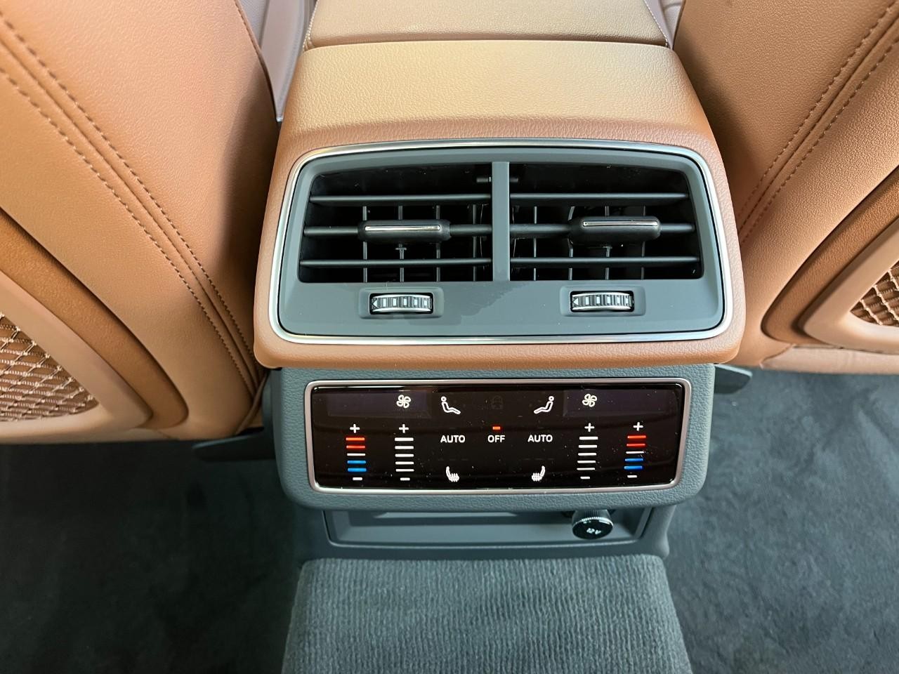 Audi A6 Sedan Vehicle Full-screen Gallery Image 18